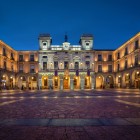 Al calare della sera, la suggestiva Plaza del Mercado Chico si illumina davanti al Municipio di Ávila, cuore della vita cittadina, a pochi passi dalle celebri mura medievali Patrimonio UNESCO.