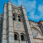 La Cattedrale del Salvatore di Ávila, tra i più grandi capolavori del gotico spagnolo, colpisce con la sua imponente facciata e il magnifico rosone nel cuore della città UNESCO