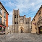 La Cattedrale del Salvatore di Ávila domina il centro storico con la sua maestosa facciata romanico-gotica. Integrata nelle mura medievali, è uno dei simboli della città Patrimonio UNESCO.