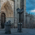 Il raffinato portale gotico della Cattedrale del Salvatore di Ávila introduce a uno dei monumenti simbolo della città, dove arte, fede e storia si fondono nel cuore del sito UNESCO.