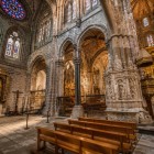 L'interno della Cattedrale del Salvatore di Ávila incanta con volte romanico-gotiche, pilastri scolpiti, vetrate istoriate e preziosi altari nel cuore della città UNESCO.