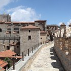 Passeggiando sul camminamento delle mura medievali di Ávila si ammira la Cattedrale del Salvatore, straordinario esempio di architettura tra romanico e gotico nel cuore della città UNESCO.
