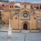 La Chiesa di San Pedro Apostolo domina l'omonima piazza nel cuore di Ávila. Il magnifico rosone e l'elegante facciata ne fanno uno dei più importanti esempi di architettura romanica della Spagna.
