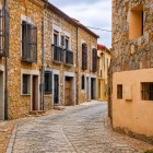 Nel centro storico di Ávila, vicoli acciottolati e case in pietra raccontano secoli di storia, regalando l'autentica atmosfera medievale della città Patrimonio UNESCO.