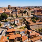 Una suggestiva veduta del centro storico di Ávila, racchiuso dalle imponenti mura medievali Patrimonio UNESCO. Sullo sfondo svetta la Cattedrale del Salvatore, simbolo della città di Santa Teresa.