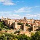 Un panorama spettacolare rivela l'intera cinta muraria di Ávila, capolavoro medievale Patrimonio UNESCO, che racchiude il centro storico tra torri merlate e antiche porte monumentali.