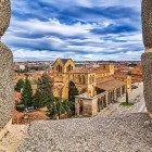 Dalle antiche mura medievali di Ávila, lo sguardo si apre sulla Cattedrale del Salvatore, capolavoro tra romanico e gotico che domina il centro storico Patrimonio UNESCO.
