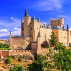 L'Alcázar medievale di Segovia domina la città dall'alto di uno sperone roccioso. Torri, mura e tetti in ardesia raccontano secoli di storia nel cuore della Castiglia.