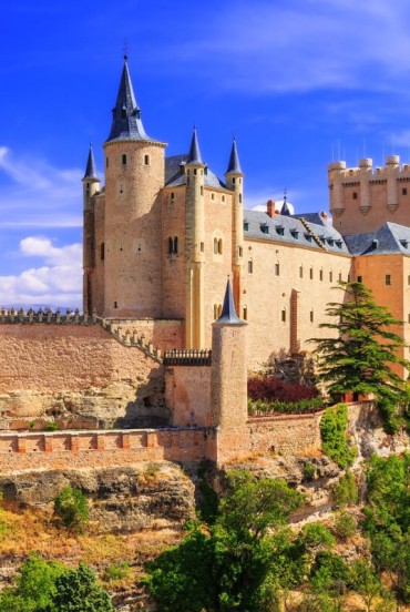 L'Alcázar medievale di Segovia domina la città dall'alto di uno sperone roccioso. Torri, mura e tetti in ardesia raccontano secoli di storia nel cuore della Castiglia.