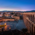 Al tramonto, l'Acquedotto romano di Segovia domina la Plaza Oriental con le sue imponenti arcate in granito, regalando uno degli scorci più suggestivi della Castiglia.