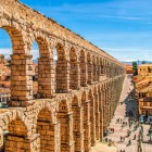 L'imponente Acquedotto romano di Segovia, Patrimonio UNESCO, attraversa il cuore della città con le sue eleganti arcate in granito, simbolo dell'ingegneria dell'antica Roma.