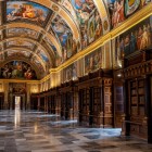 La Biblioteca Reale del Monastero dell'Escorial incanta con gli affreschi rinascimentali della volta, gli antichi volumi e l'eleganza di uno degli ambienti più preziosi della Spagna.