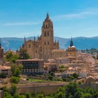 La Cattedrale di Segovia domina il profilo della città con la sua elegante torre e le raffinate forme gotiche, incorniciata dai tetti in terracotta e dalla Sierra de Guadarrama.