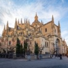 Le eleganti guglie della Cattedrale di Segovia disegnano il profilo del cielo, raccontando la grandezza del gotico spagnolo nel cuore della città, Patrimonio UNESCO.