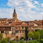 Tra i tetti in terracotta del centro storico emerge il campanile di una delle storiche chiese romaniche di Segovia, testimonianza del ricco patrimonio medievale della città.