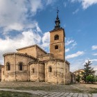 L'abside romanica della Chiesa di San Millán racconta le origini medievali di Segovia. Le robuste murature in pietra e l'elegante campanile ne fanno uno dei gioielli del romanico castigliano.