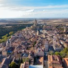 Una veduta aerea svela il fascino di Segovia, dove vicoli medievali, tetti in terracotta e monumenti storici si fondono in un paesaggio unico dominato dalla maestosa Cattedrale.