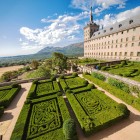 I giardini geometrici del Monastero Reale dell'Escorial si aprono verso la Sierra de Guadarrama, unendo eleganza rinascimentale, natura e panorami mozzafiato.