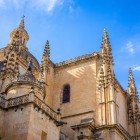 Tra slanciate guglie e raffinati dettagli scolpiti, la Cattedrale di Segovia esprime tutta l'eleganza del gotico fiorito, dominando il centro storico con la sua inconfondibile silhouette.