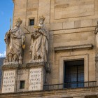 Le statue dei re biblici Giosafat, Ezechia e Davide decorano la Basilica del Monastero Reale dell'Escorial, simbolo della fede e del Rinascimento spagnolo.