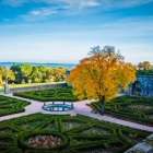 La facciata sud-occidentale del Monastero Reale di San Lorenzo dell'Escorial si affaccia sugli eleganti giardini storici, offrendo uno dei panorami più iconici della Sierra de Guadarrama.