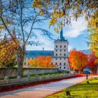 I viali interni del Monastero Reale dell'Escorial si vestono di splendidi colori autunnali, regalando scorci suggestivi su uno dei simboli del Rinascimento spagnolo.