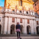 La facciata della Basilica del Monastero Reale dell'Escorial domina il Cortile dei Re, cuore spirituale del complesso e raffinata espressione del Rinascimento spagnolo.