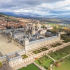 Il Monastero Reale dell’Escorial domina la Sierra de Guadarrama con geometrie perfette, raccontando il sogno di Filippo II e la grandezza del Rinascimento spagnolo.
