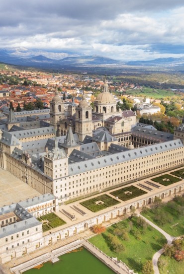 Il Monastero Reale dell’Escorial domina la Sierra de Guadarrama con geometrie perfette, raccontando il sogno di Filippo II e la grandezza del Rinascimento spagnolo.