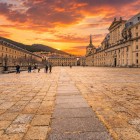 Il Monastero Reale di San Lorenzo dell'Escorial, Patrimonio UNESCO, si accende al tramonto, esaltando l'austero stile herreriano e il grande progetto voluto da Filippo II.