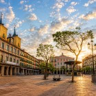 Tra portici storici e facciate eleganti, la Plaza Mayor di Segovia accoglie i visitatori in un'atmosfera senza tempo, dove il tramonto esalta il fascino della città antica.