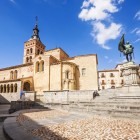 La Plaza Mayor di Segovia riunisce la Chiesa romanica di San Martín e la statua di Juan Bravo, creando uno degli scorci più eleganti della città, tra armoniose architetture storiche e secoli di storia.