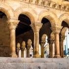 Le eleganti arcate romaniche del portico della Chiesa di San Martín a Segovia rivelano capitelli finemente scolpiti e colonne slanciate, autentico capolavoro dell'architettura medievale castigliana.