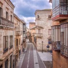 Le antiche vie del centro storico di Salamanca conservano intatto il fascino della città medievale. Palazzi in pietra, balconi in ferro battuto e scorci eleganti raccontano secoli di storia urbana.