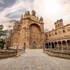 La Chiesa Conventuale di Santo Stefano è uno dei vertici del plateresco spagnolo. La scenografica facciata, ricca di rilievi e motivi rinascimentali, introduce a uno dei monumenti più preziosi di Salamanca.
