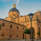La Chiesa della Clerecía è uno dei massimi esempi del barocco spagnolo a Salamanca. L'imponente cupola e la raffinata facciata testimoniano il prestigio dell'antico Collegio Reale della Compagnia di Gesù.