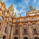 Il chiostro dell'Università Pontificia di Salamanca unisce eleganza barocca e armonia rinascimentale. Arcate, colonne e la grande cupola valorizzano uno dei complessi accademici più prestigiosi della Spagna.
