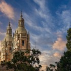 I campanili barocchi della Chiesa della Clerecía svettano sul profilo di Salamanca con slancio ed eleganza. Costruita per la Compagnia di Gesù, rappresenta uno dei massimi esempi del barocco spagnolo.