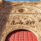 La Portada de Ramos della Cattedrale Nuova di Salamanca celebra l'ingresso di Gesù a Gerusalemme. Il ricco apparato scultoreo rinascimentale rende questo portale uno dei capolavori artistici della città