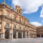 La facciata barocca del Municipio di Salamanca si affaccia su Plaza Mayor con un raffinato susseguirsi di archi, balconi e decorazioni scolpite. Un perfetto esempio dell'eleganza monumentale della città.