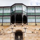 La facciata in ferro e vetro della Casa Lis è uno dei simboli dell'Art Nouveau a Salamanca. Le eleganti vetrate policrome e la struttura metallica donano leggerezza a questo raffinato edificio ottocentesco.