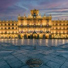 Plaza Mayor di Salamanca è uno dei capolavori del barocco spagnolo. I portici ad arco, le facciate in pietra dorata e il perfetto equilibrio delle proporzioni ne fanno un'icona architettonica.