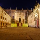 Il Patio de Escuelas di Salamanca conduce alla storica Università, tra i più antichi atenei d'Europa. La monumentale facciata plateresca ne celebra il prestigio culturale e artistico.