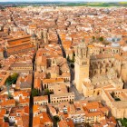 Dall'alto, il centro storico di Salamanca rivela tutta la sua armonia urbanistica. La Cattedrale Nuova e la Cattedrale Vecchia dominano un tessuto medievale dichiarato Patrimonio UNESCO.