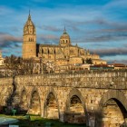 Il Ponte Romano sul fiume Tormes conduce verso la Cattedrale Nuova e la Cattedrale Vecchia di Salamanca. Costruito in epoca romana, è uno dei simboli storici più rappresentativi della città.