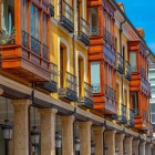 I portici della Calle Mayor di Palencia accompagnano il passeggio tra eleganti colonne e storiche gallerie vetrate. Un raffinato esempio dell'architettura urbana che caratterizza il centro cittadino