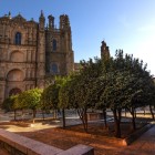 La Cattedrale dell'Assunzione di Nostra Signora domina una delle piazze più suggestive di Plasencia. La facciata gotica, impreziosita da elementi rinascimentali, riflette il prestigio storico della città.