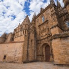 La Cattedrale dell'Assunzione di Nostra Signora di Plasencia rivela l'eleganza del gotico spagnolo. Possenti contrafforti, archi slanciati e raffinati dettagli scolpiti ne esaltano la monumentalità.