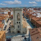 La Chiesa di San Miguel si affaccia sull'omonima piazza con il suo elegante campanile in pietra. L'architettura romanica tardiva e gotica primitiva testimonia le origini medievali di Plasencia.