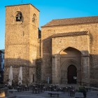 La Chiesa di San Nicolás di Plasencia conserva il fascino dell'architettura romanico-gotica. Il massiccio campanile, il sobrio portale e la pietra locale raccontano le origini medievali della città